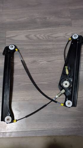 7138861 Bmw 02 03 04 05 745i E65 Rh Front Window Reg