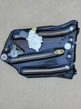 7363838 Bmw 2015-2020 435i F33 Convertible Rear Right Side Quarter Ragulator And Motor Oem