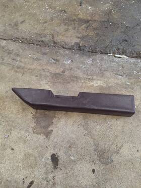 20042402 Gm 1978-1988 G-body Malibu Cutlass Monte Carlo El Camino Door Panel Armrest Maroon