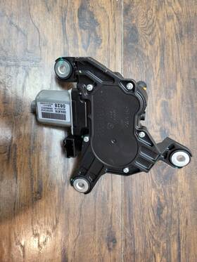 42767312 Gm 2021 - 2023 Chevrolet Trailblazer Tailgate Glass Wiper Motor Oem