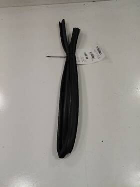 746.hy1317 Hyundai Tucson Door Glass Window Seal Rubber Right Passenger Rear Back 2016 2017
