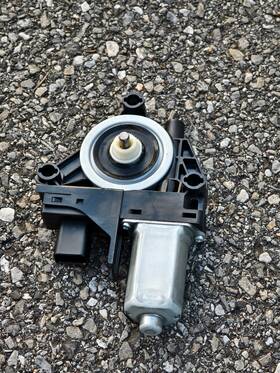 931400104 Jeep 2014-2018 Cherokee Left Door Window Motor Front 931400104 Jeep 2014-2018 Cherokee Left Door Window Motor Front