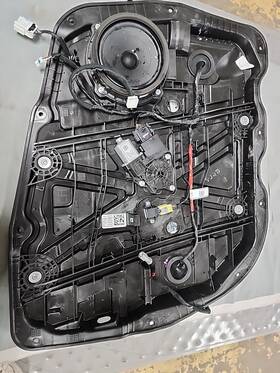 B6000447 Kia 2020-2024 Telluride Left Driver Front Window Regulator Motor Carrier Oem