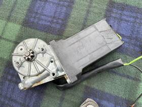 68021961 Mercedes-benz C107 450slc Left Rear Quarter Window Motor
