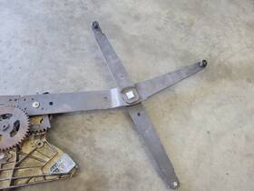 477837375c Porsche 84-91 944 Driver Side Window Reulaotr With Motor