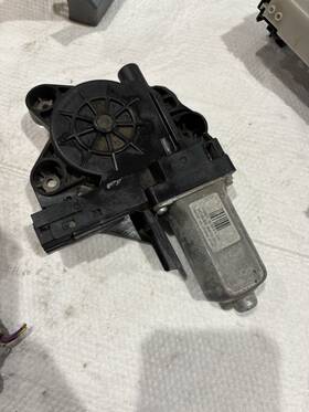 970713102 Volvo 12 13 14 15 16 C70 V70 D4 Front Passenger Side Window Motor Oem