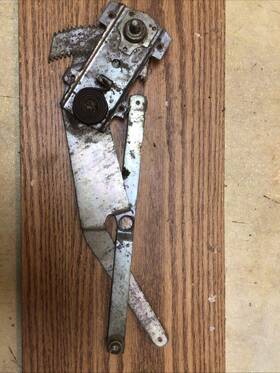 800-2342 Zcardepot.com Datsun 240z 70-73 Window Roll Up Crank Regulator Left Used 800-2342 Zcardepot.com Datsun 240z 70-73 Window Roll Up Crank Regulator Left Used